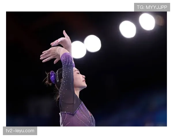 刚刷到卢玉菲赛后逛街短片，她挎的那只包瞬间把我拉回现实